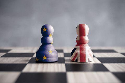 Premiê britânica diz que sua saída pode atrasar o Brexit