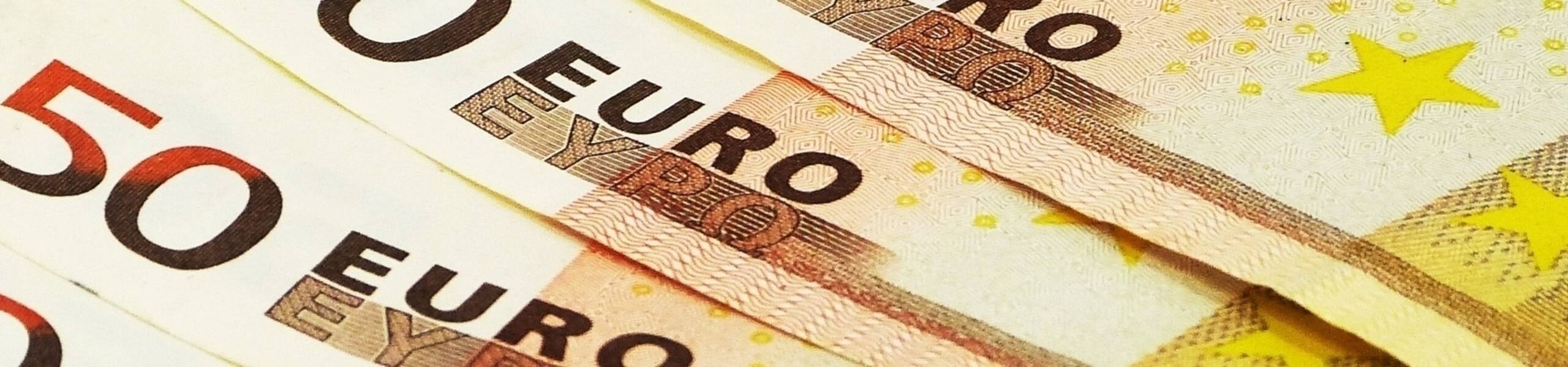 O superávit comercial da zona do euro cai para € 17.9b em abril