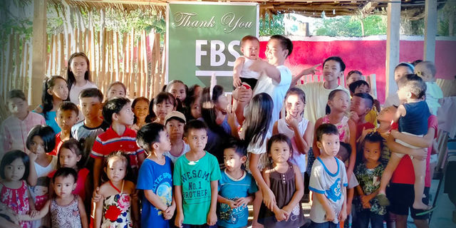 Ganhador do Dreams Come True Fez uma Festa para 80 Crianças das Filipinas