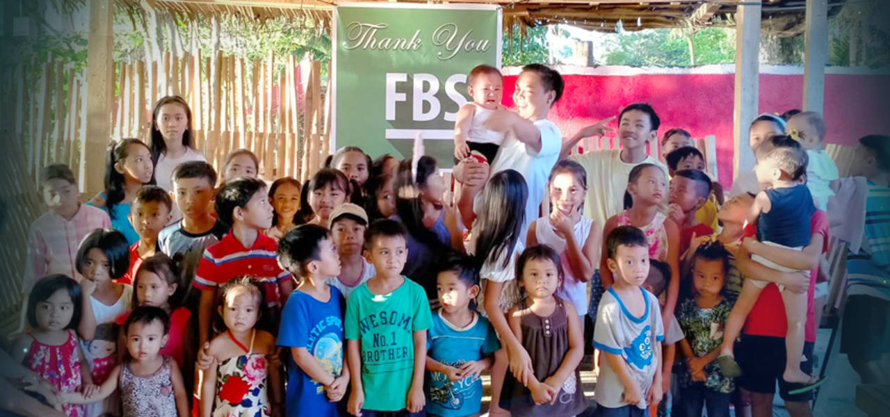 Ganhador do Dreams Come True Fez uma Festa para 80 Crianças das Filipinas